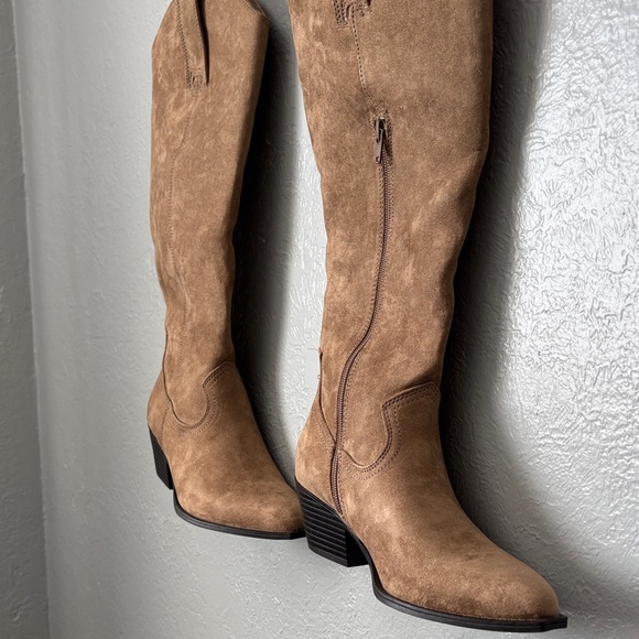 Elegant Tan Heeled Boots - Picture 8 of 13
